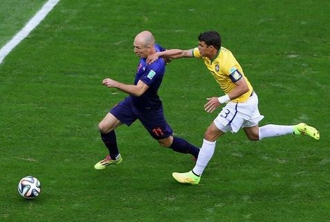 争议!巴西0-3都是裁判留面?核心开场2分钟就该下场