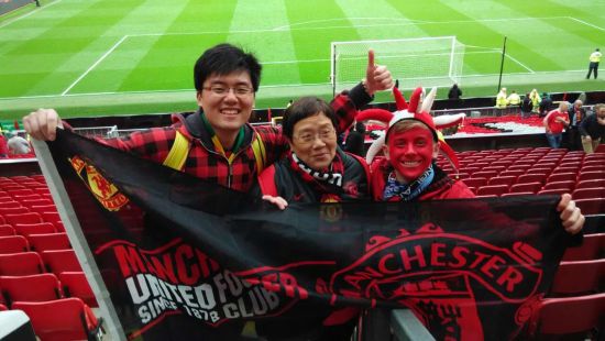 膜拜!58岁中国大妈现场助威曼联 真爱啊