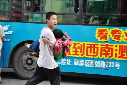 【好样儿的,少年!】女生因痛经在考场内昏迷 男生抱其找POLICE(图)