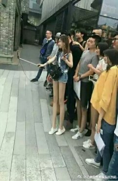 LOL冯提莫扫黄现场被抓 身高秒变一米