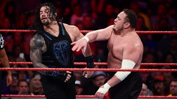 WWE罗曼现场秀大战肥乔,乔血染擂台,裁判被迫叫停比赛