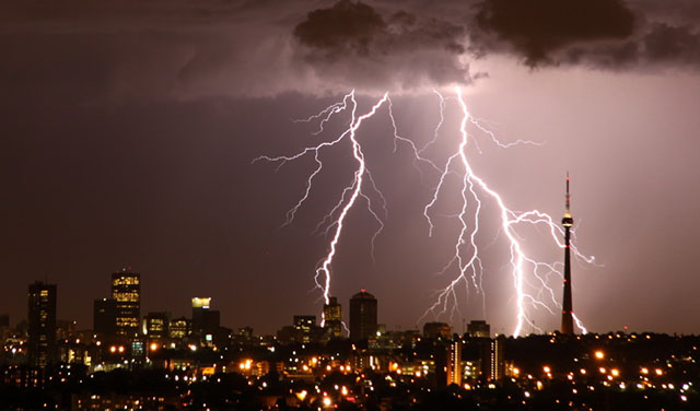 『摄影教程』5个拍摄闪电的实用小窍门【转载】