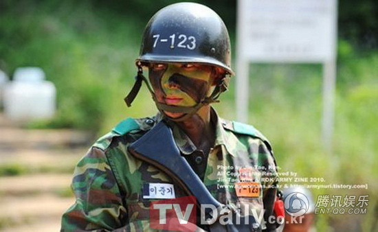 李俊基兵役期训练照公开 英姿飒爽犹酣战