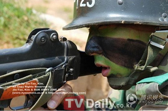 李俊基兵役期训练照公开 英姿飒爽犹酣战