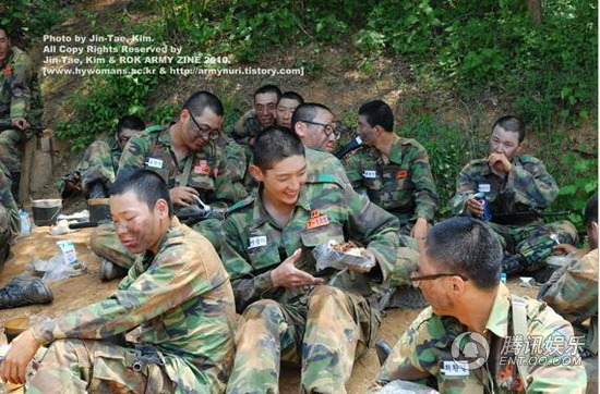 李俊基兵役期训练照公开 英姿飒爽犹酣战