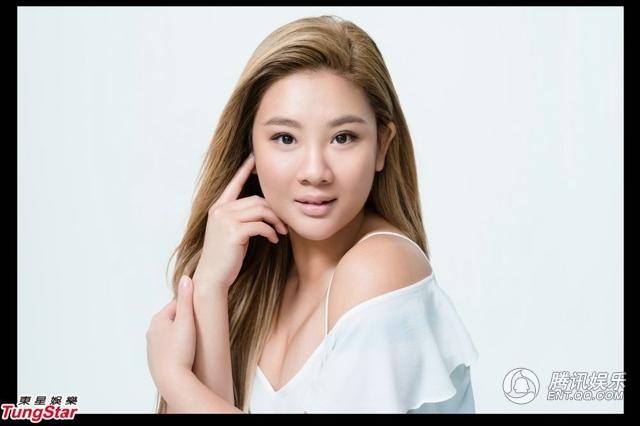 郑欣宜拍广告小露香肩事业线 美艳不输模特