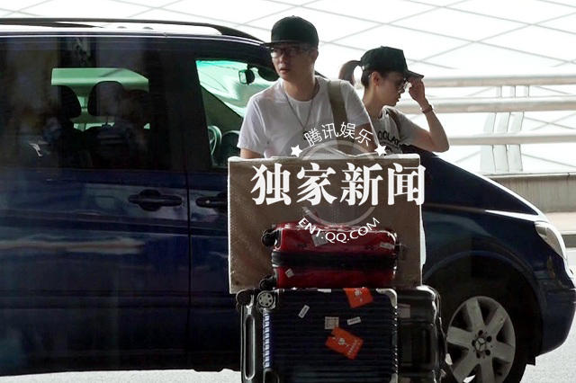 张靓颖冯柯离京过二人世界 小互动显温馨