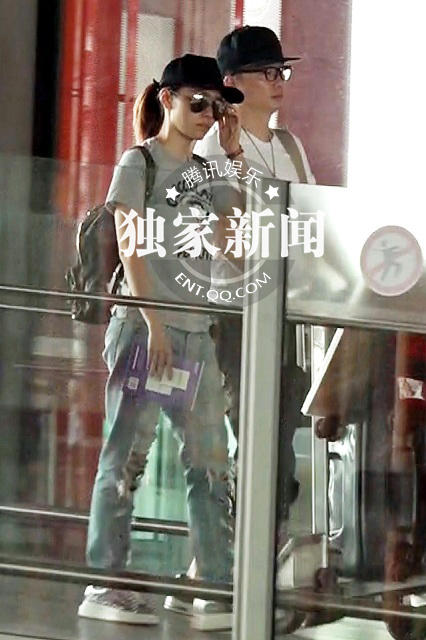 张靓颖冯柯离京过二人世界 小互动显温馨