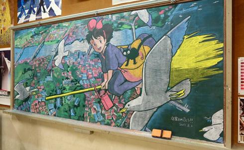 大触给跪了!日本老师黑板绘制《小魔女宅急便》