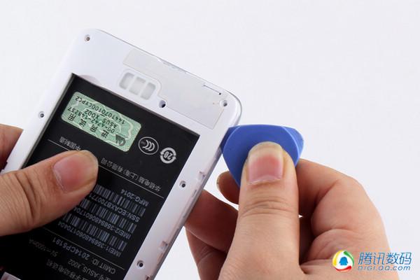华硕799元飞马手机拆解:结构简单 工艺扎实