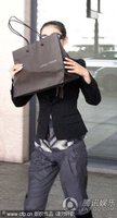 组图:黄奕鬼祟挡脸 与老公蜜月归来机场爆粗口