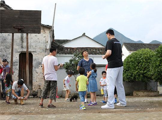 姚明加盟《爸爸去哪儿》 新叶村篮球赛热力开赛