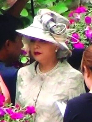冯小刚新片场景再曝光 宋丹丹贵妇造型似英女王