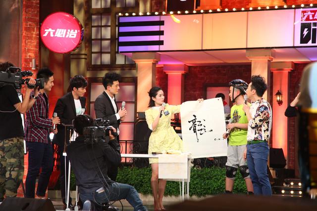 谢娜秀书法获赞 坡姐原来是才女