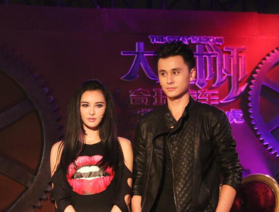 莫小棋加盟《大魔术师》 拜师学魔术膝盖瘀伤