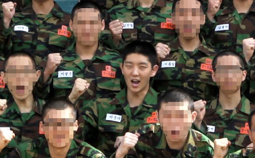李俊基兵役期训练照公开 英姿飒爽犹酣战