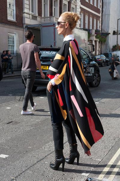 “坠Fashion” 斗篷Style今秋就该坠着穿