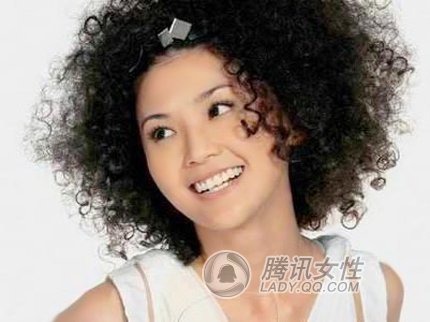 女星夸张爆炸头引领时尚潮流