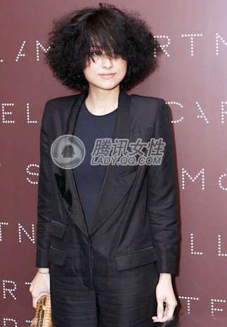 女星夸张爆炸头引领时尚潮流