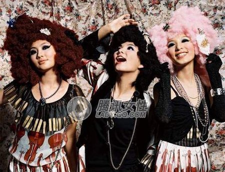 女星夸张爆炸头引领时尚潮流