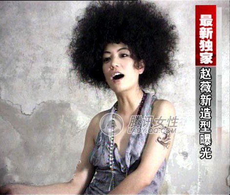 女星夸张爆炸头引领时尚潮流