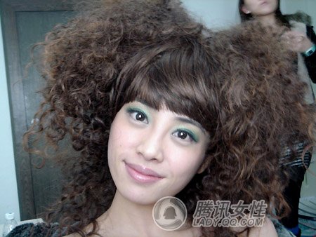 女星夸张爆炸头引领时尚潮流