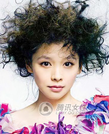 女星夸张爆炸头引领时尚潮流