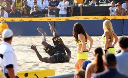 奥尼尔与沙排美女过招 频频被耍摔倒。。