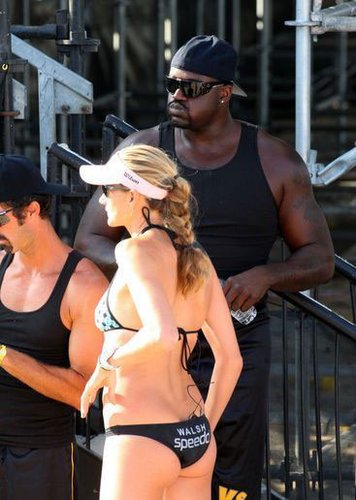 奥尼尔与沙排美女过招 频频被耍摔倒。。