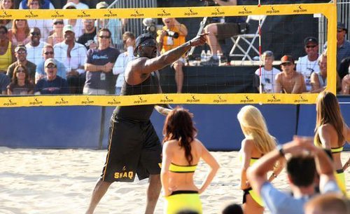 奥尼尔与沙排美女过招 频频被耍摔倒。。