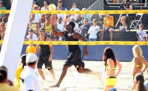 奥尼尔与沙排美女过招 频频被耍摔倒。。