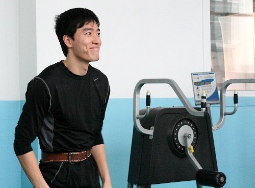 刘翔训练翻300斤轮胎 康复师:他能跑到39岁