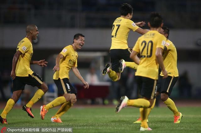 恒大2-1亚泰连续17轮不败 郑龙两球导演逆转