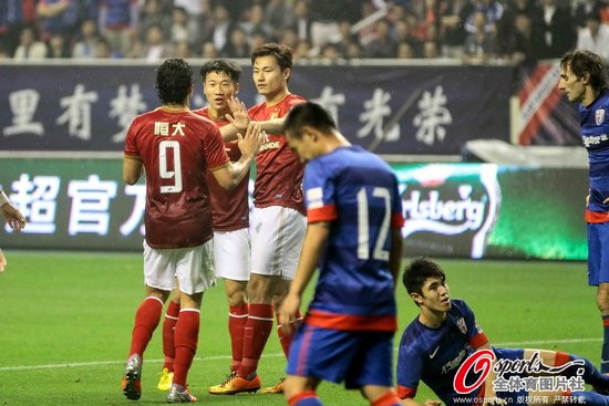 郜林两球恒大3-0横扫申花 张琳芃世界波破门