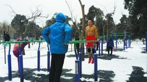中国男足前队医成跑步达人 寒冬坚持赤膊跑
