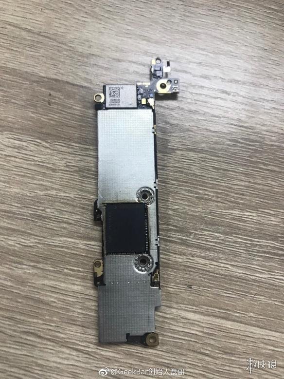 内存比手机贵系列!全球首台512GB容量iPhone SE上手