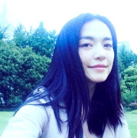 姚晨晒文艺清新自拍 转风格玩自黑