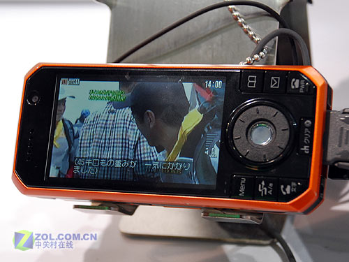 夸张屏与遗憾摄头 三菱D903iTV喜忧参半