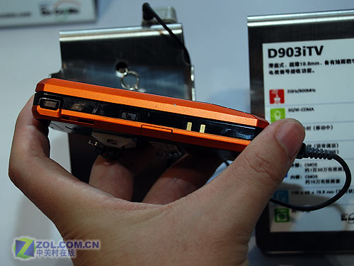 夸张屏与遗憾摄头 三菱D903iTV喜忧参半