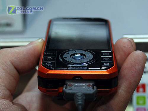 夸张屏与遗憾摄头 三菱D903iTV喜忧参半