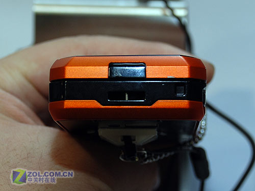 夸张屏与遗憾摄头 三菱D903iTV喜忧参半