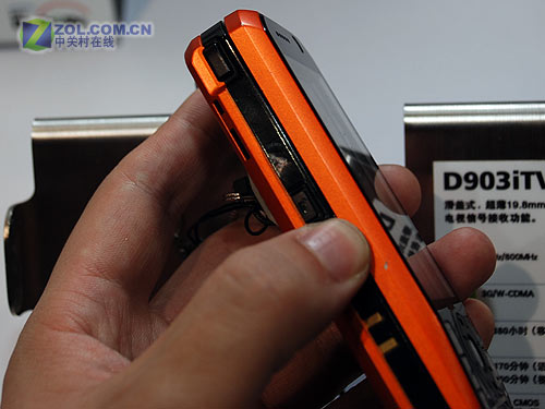 夸张屏与遗憾摄头 三菱D903iTV喜忧参半