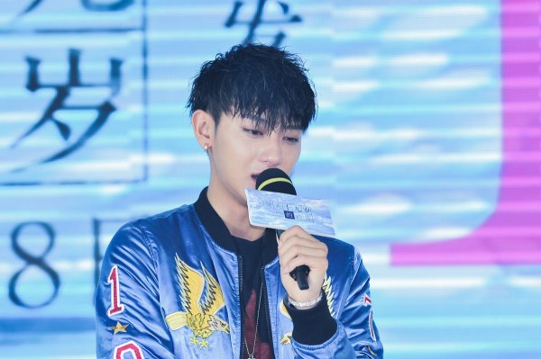 黄子韬带着哭腔说:不知为什么社会变成这样