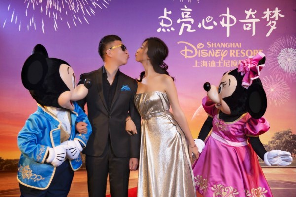 孙红雷与小15岁娇妻罕见合照 亲吻秀恩爱