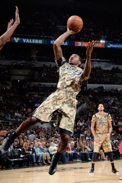 莱纳德失绝杀!马刺2连败 浓眉27+11+4+6帕克28分