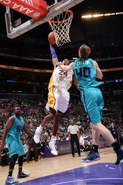 科比21+6+4为胜利变合理 让位林书豪进攻反受益