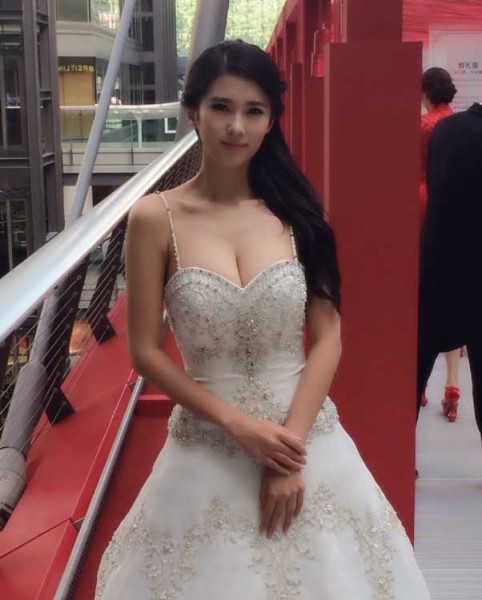 刘晓宇女友晒近照粉丝聚焦一点 网友:胸就比我沉