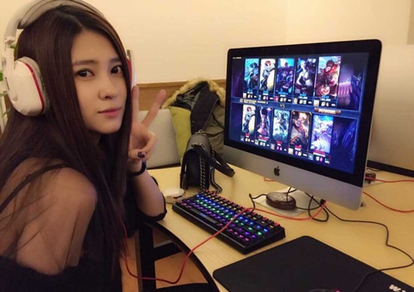 刘晓宇女友晒近照粉丝聚焦一点 网友:胸就比我沉