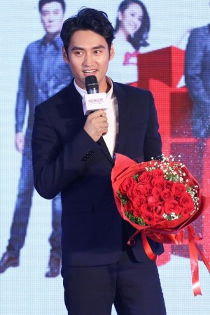 张歆艺与男友袁弘同台被问婚期:问他吧