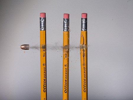 子弹穿过的瞬间